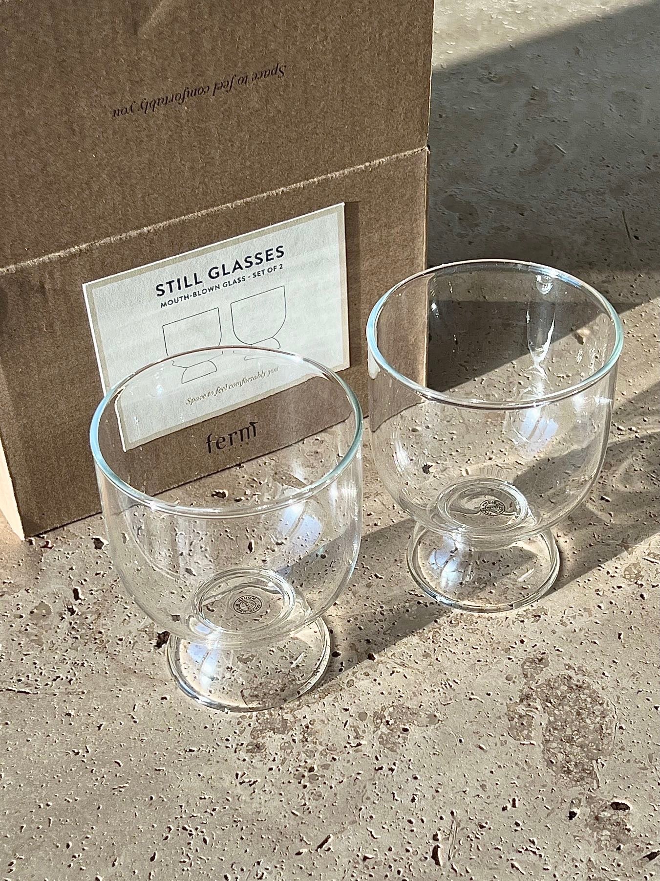 Tired of ordinary drinking glasses? Treat yourself to this stunning creation from ARCHIVE! Indulge in the beauty and craftsmanship of this mouth-blown artisanal glass and make every sip a moment of pure delight.